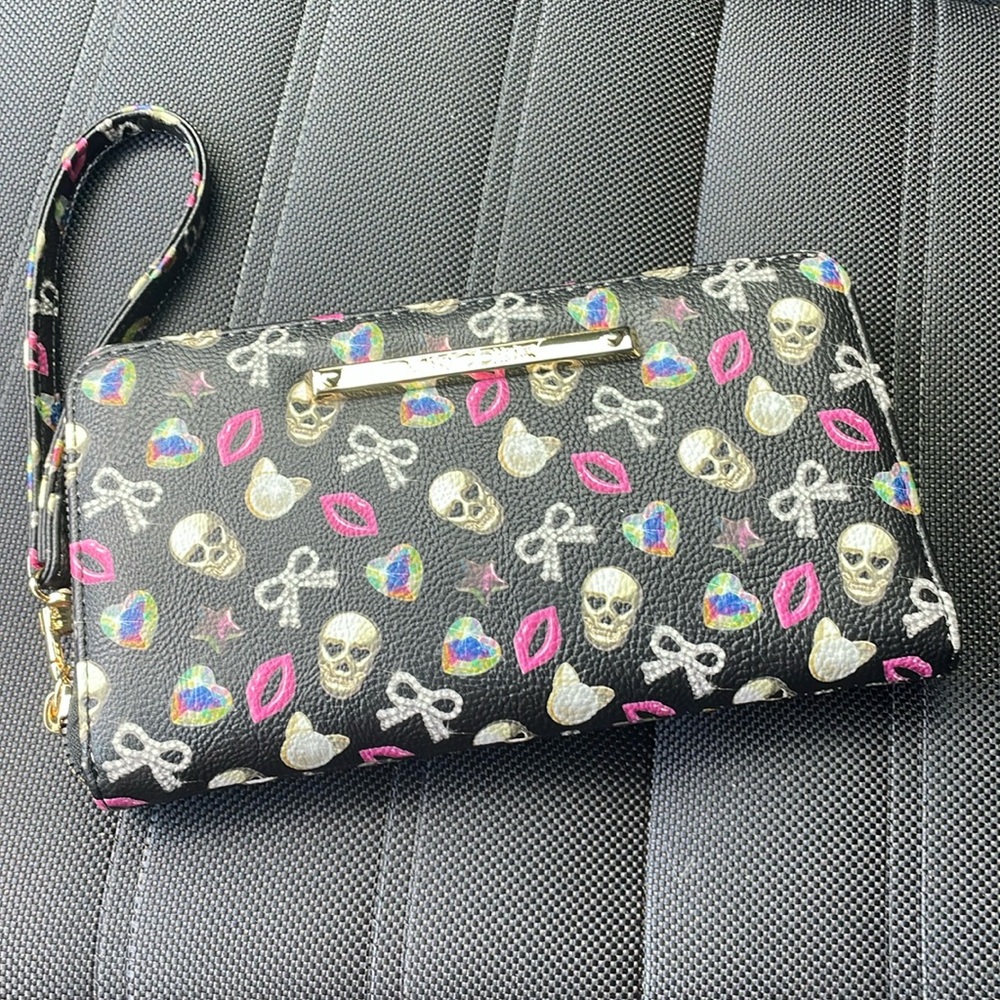 Betsey Johnson Black Skull and Lips Wristlet Wallet